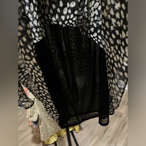 Boutique Ruffle and Dots Black Sheer Flowing Blouse Size L - Picture 16 of 16